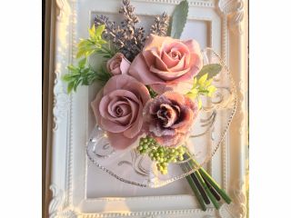 お好きな色でバラを作ることができます。アーティフィシャルフラワー(造花)や額は変わることがございます。ご了承ください。
