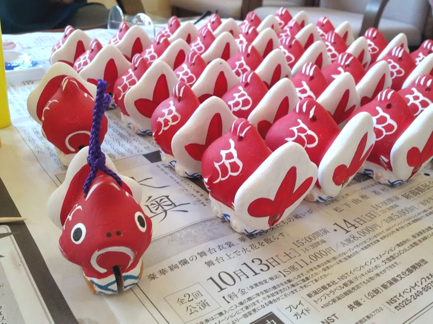 こちらの土鈴に色を塗る体験ができます!