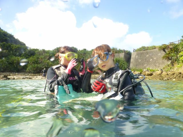 体験ダイビングスタート、まずは浅瀬で練習開始!
