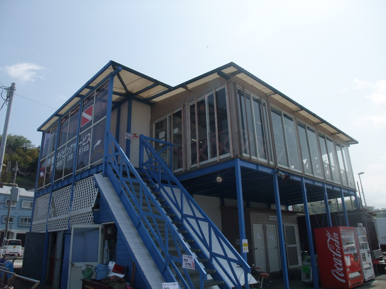 受付は伊東ダイビングサービス2Fです。1Fがトイレ・更衣室です。