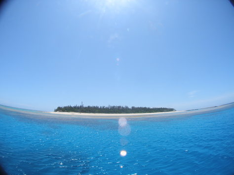 透明度抜群の水納島!!ボートの上からの景色も最高