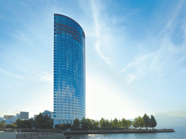 湖畔に佇む地上136mのホテルの37階にございます。