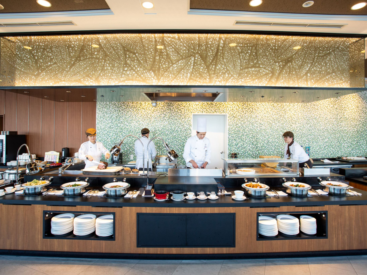 ライブキッチンで仕上げる出来立てのお料理をお楽しみください。