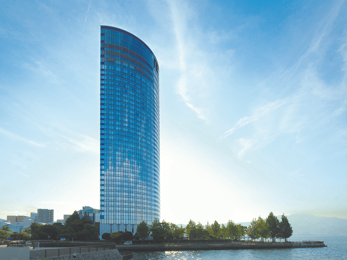 湖畔に佇む地上136mのホテルの37階にございます。