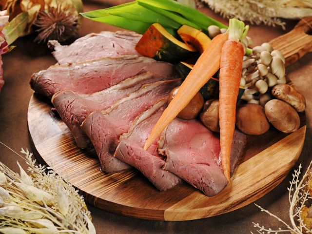 低温で柔らかく仕上げた牛肉のロティ 自家製ポリネシアンソース