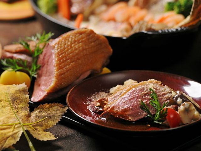 近江鴨胸肉の鉄板焼き きのこと金芽ロウカット玄米のリゾット添え パルミジャーノ・レッジャーノ