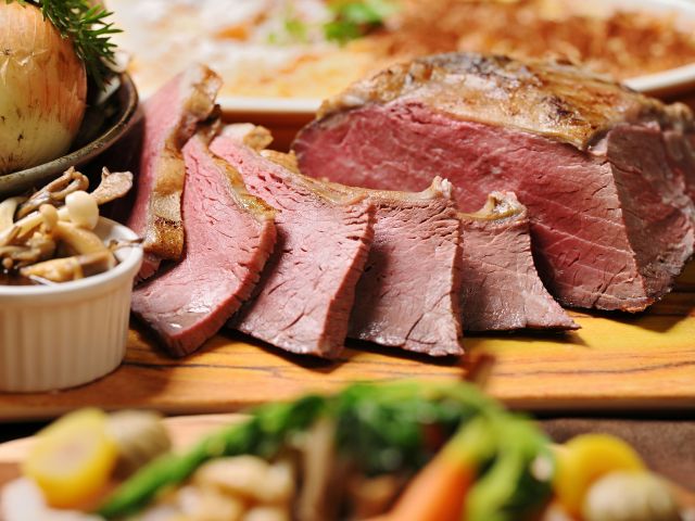 低温で柔らかく仕上げた牛肉のロティ 自家製ポリネシアンソース BIWA赤ワインのきのこソース