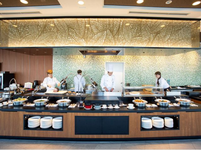 ライブキッチンで仕上げる出来立てのお料理をお楽しみください。