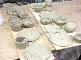 磁器土で作成した作品です。粘土に絵をかいたり、ハンコを押したり、いろいろな形のものが作れます。