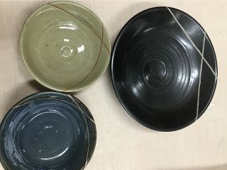 赤土の作品です。交差する二本の線がカッコイイです。