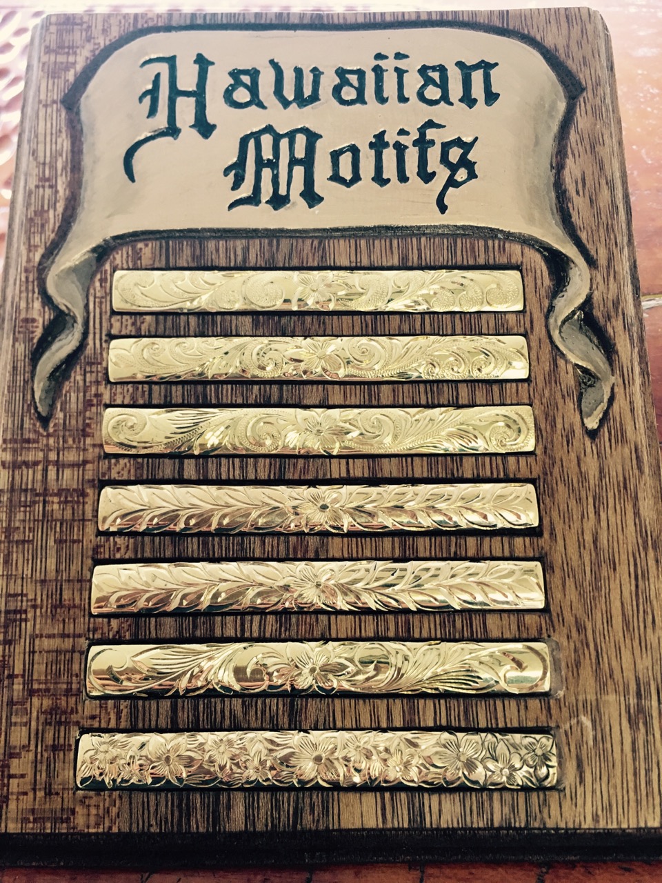 7種類のハワイアンモチーフの中から選んでいただき、リングに彫っていきます。