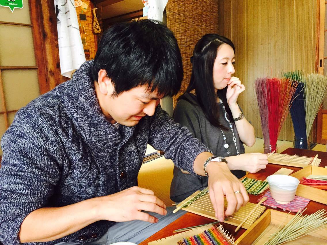 お話しながら、気軽にできる手織り体験。時間を忘れるほど夢中になります!