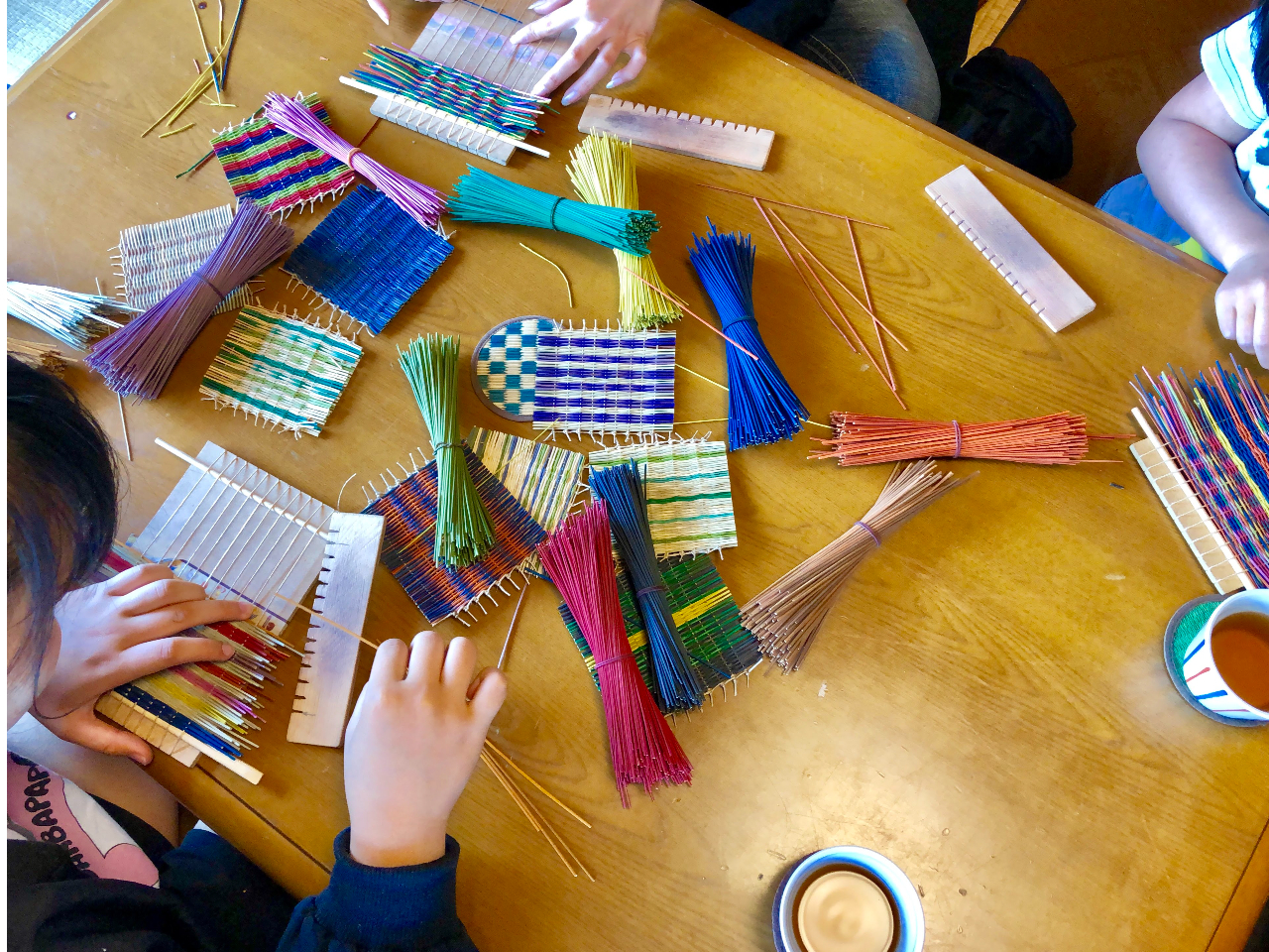 色とりどりの「い草」を一本一本織っていきます。色の選び方や組み合わせで全く違った雰囲気のコースターが出来上がります。