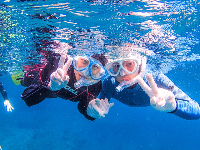 ウェットスーツを着用するので泳ぎに自身がない方でも自然にプカプカ浮いちゃいます!