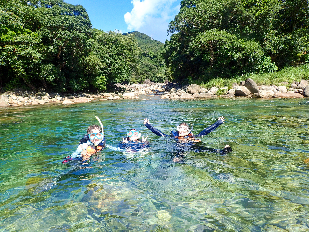 漕ぐのに疲れたら、川遊び〜♪