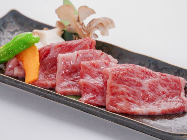 やまゆり牛陶板焼き。上質なやまゆり牛をお好みの焼き加減で!