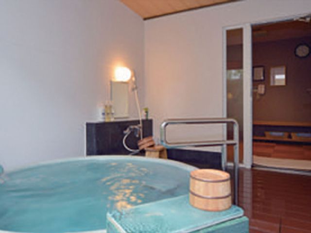 ちょっと贅沢!貸切風呂1室¥3,300〜/1時間(入湯税100円)             事前電話予約可 0465-23-1126