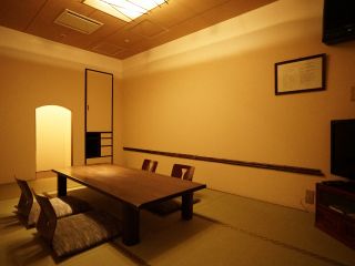 六畳一間の和室タイプのお部屋は完全プライベートな空間です。休憩やお食事をお楽しみ下さいませ。