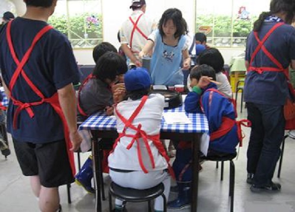 食品サンプル作り体験のようす