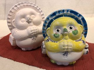 左が素焼きの状態のもの。右側がそれに絵付けを施したものです。約20cmの狸です。