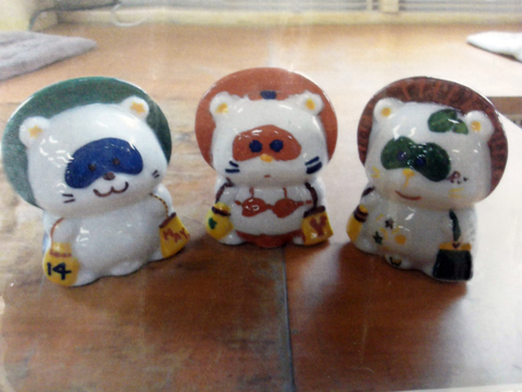 同じタヌキの貯金箱も、デザインによって個性が発揮されます。