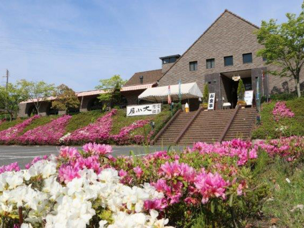 5月の大小屋はツツジの花に包まれます。