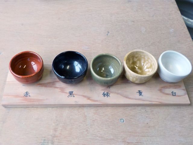 5種類の釉薬(赤・黒・緑・黄・白)からお好きな1色を選んでいただきます。