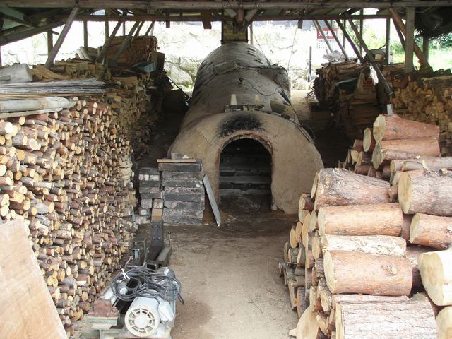 工房の横には、伝統工芸士・三笘 茂美の手造りの蛇窯があります。