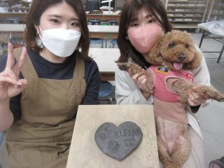 ワンちゃんの手形コース。ワンちゃんと一緒に楽しいひと時を過ごしませんか?お名前や日にちをお入れすることもできます。お客様は体験コース、ワンちゃんは手形コースで!