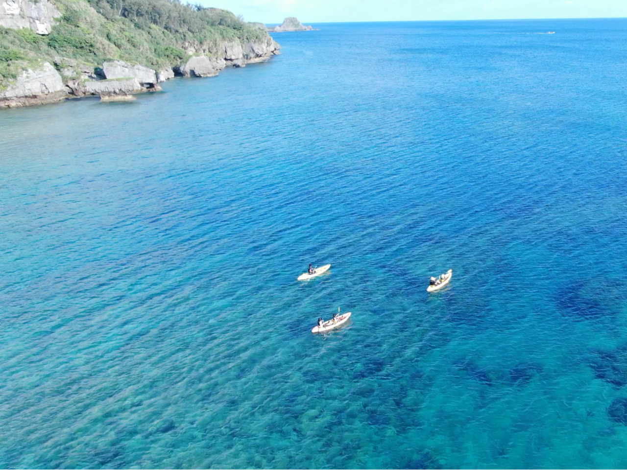 圧巻の断崖絶壁のを横目にし、潮風にふかれながらカヤックを漕ぐ