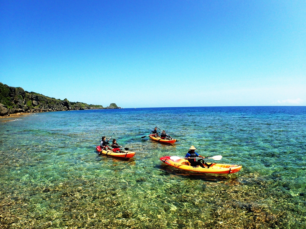 沖縄のやさしい潮風にふかれながらのんびりとカヤックを漕ぐ