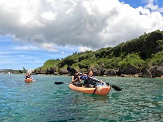 圧巻の断崖絶壁のを見ながら、青の洞窟へと向う