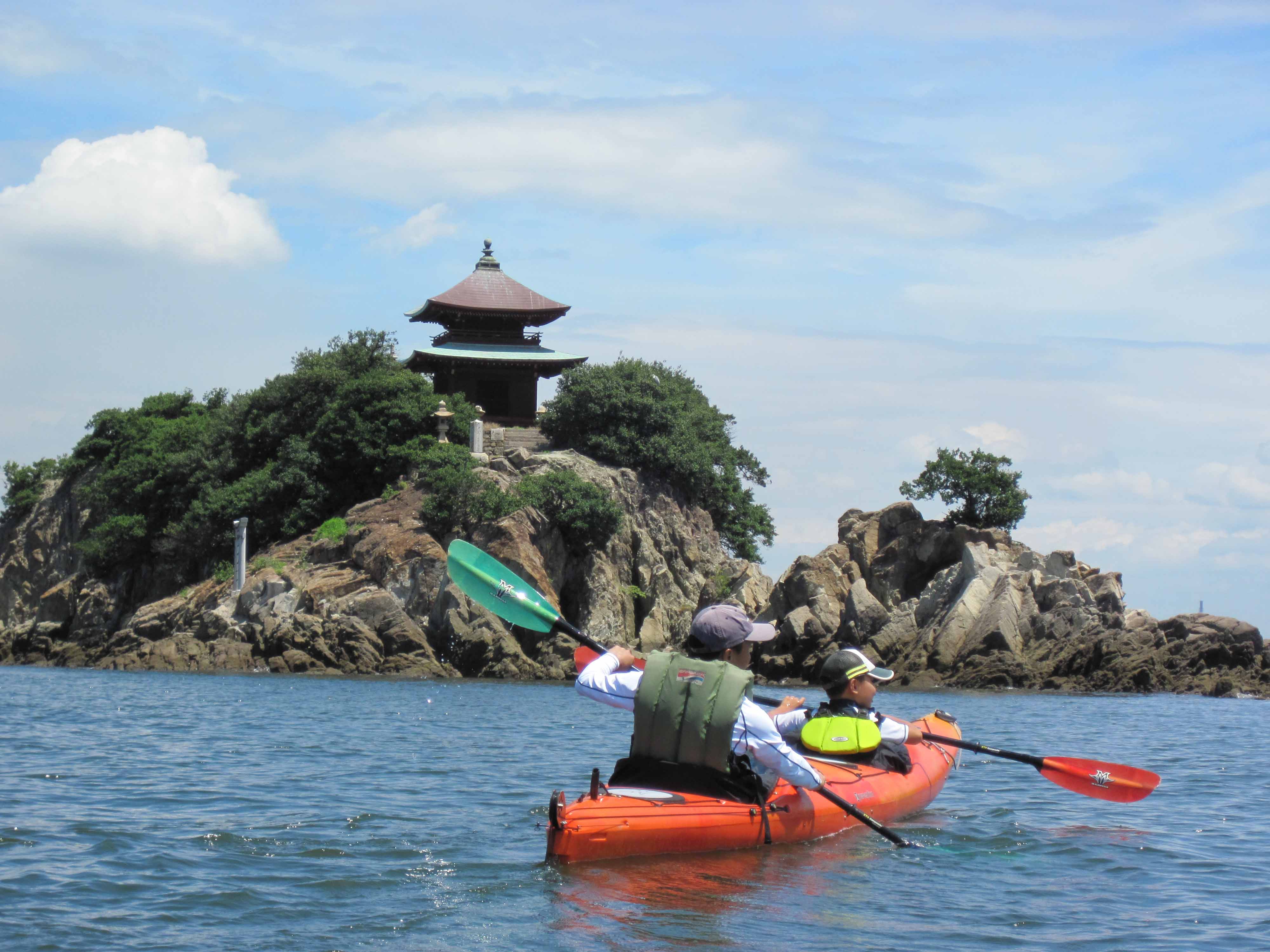 弁天島は、鞆の浦のシンボルの一つ。日本画の中に迷い込んだような景色が待っています。