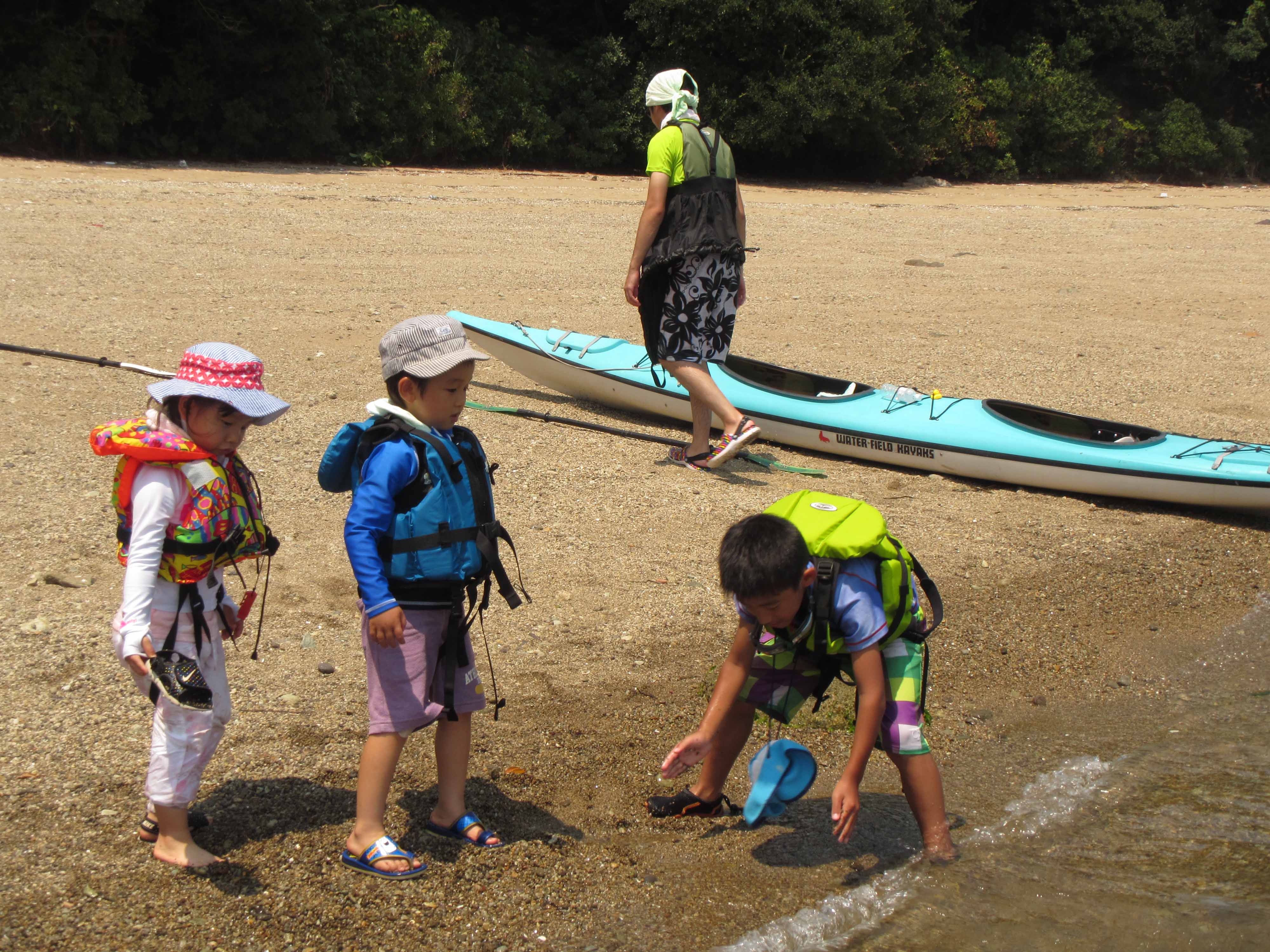 浜辺に上陸してティータイム。お菓子を食べて、ジュースやコーヒーを飲みながら、水辺で親子で触れ合うのもたのしいもの。