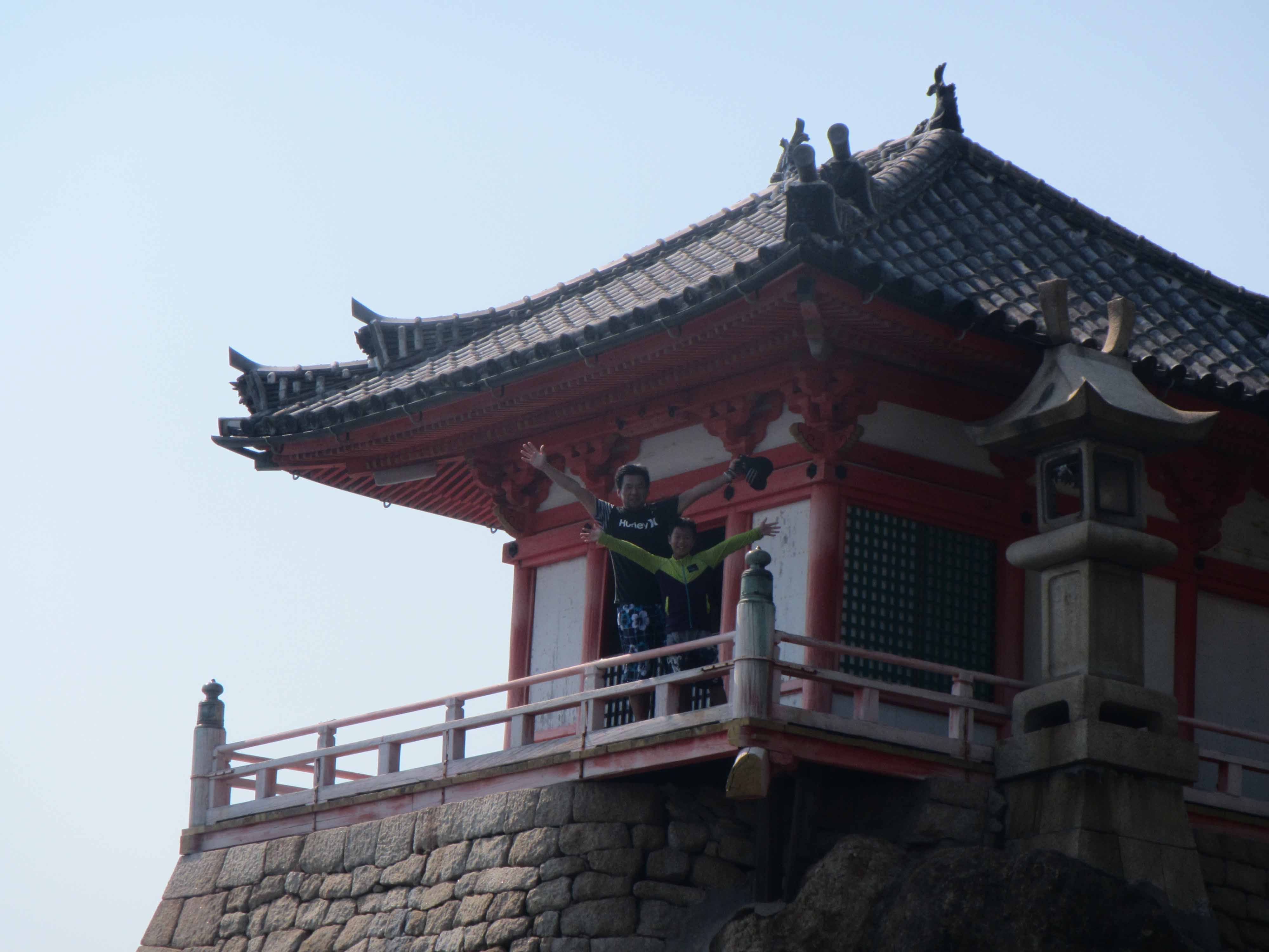 阿伏兎観音は、瀬戸内海の穏やかな海を眺めるには格別、クリアな日は四国が見渡せます。