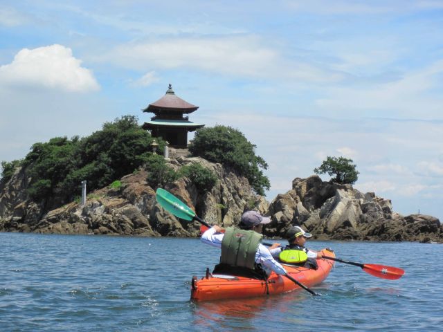 弁天島は鞆のシンボルの一つ。仙酔島を一周しながら浜辺でのんびりランチを楽しみます。