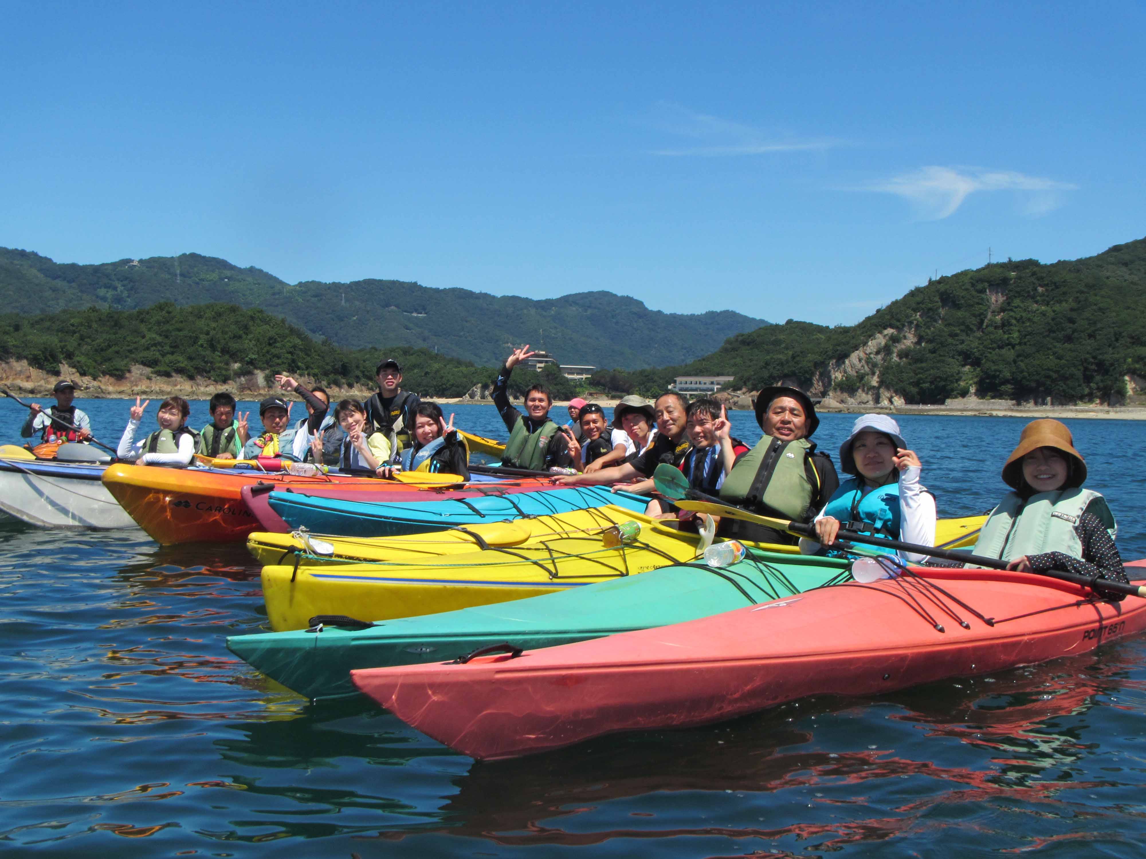 浜辺でのんびりランチタイム。人数に合わせたアウトドア料理をお楽しみいただけます。