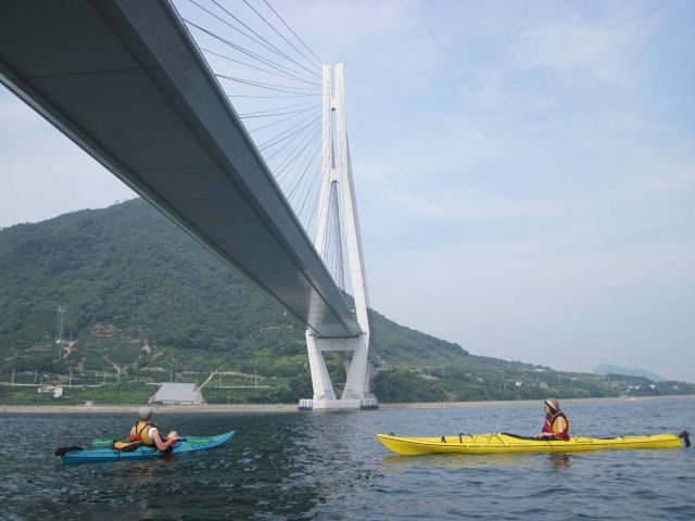 広島県と愛媛県の県境「多々羅大橋」へも。さまざまなアイランドホッピングが楽しめます。集合は因島や生口島、大三島になります。キャンプツアーなら尾道から出発可能。