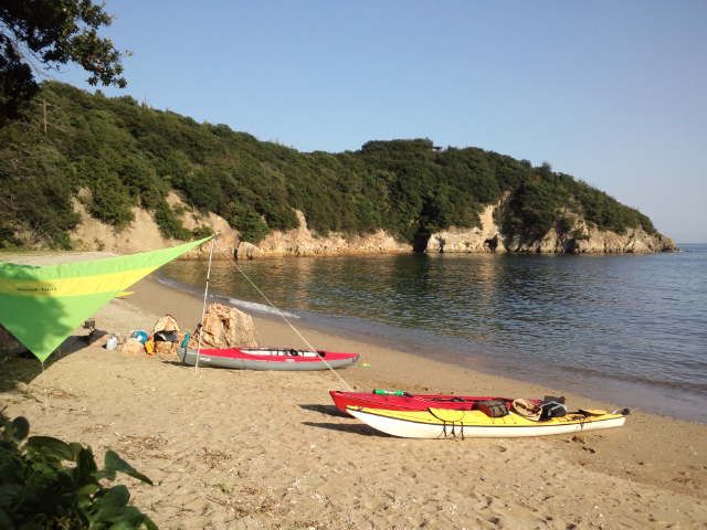 キャンプツアーなら無人の浜でたき火を囲んで素敵な夜も楽しめます。2day…¥20.000、3day…¥30.000(レンタル・保険・ツアー中全ての食事を含む)