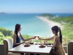 大きな窓からの景色と美味しいビュッフェ料理