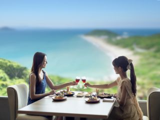 大きな窓からの景色と美味しいビュッフェ料理