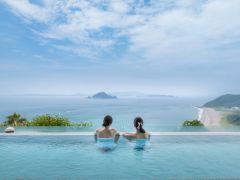 水平線に溶け込むような絶景のインフィニティ風呂。海抜100mに位置する露天風呂からの海景色をお楽しみください。