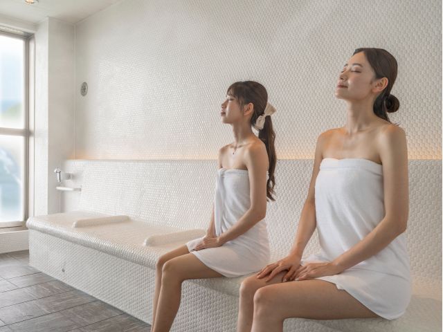 低温高湿でより発汗性の高いスチームサウナ「ナノスチームサウナ」。ドライサウナより温度が低いため、髪やお肌の弱いかたでも安心して入ることができます。