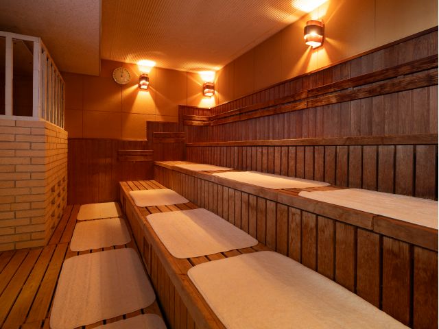 テレビ付きの室内でゆったり体を温め冷水に浸かる温冷浴で疲労回復、ストレス解消、安眠効果抜群です。