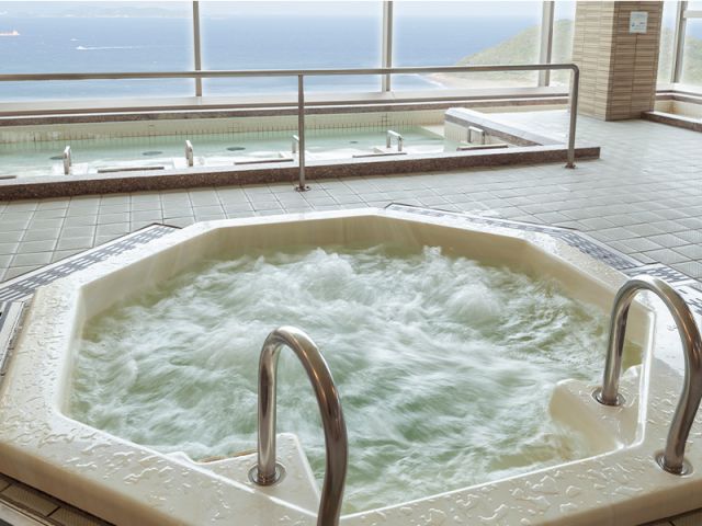 ジェット気流が体を芯からほぐし、伊良湖オーシャンリゾートでしか味わえない海の見えるジャグジーです。