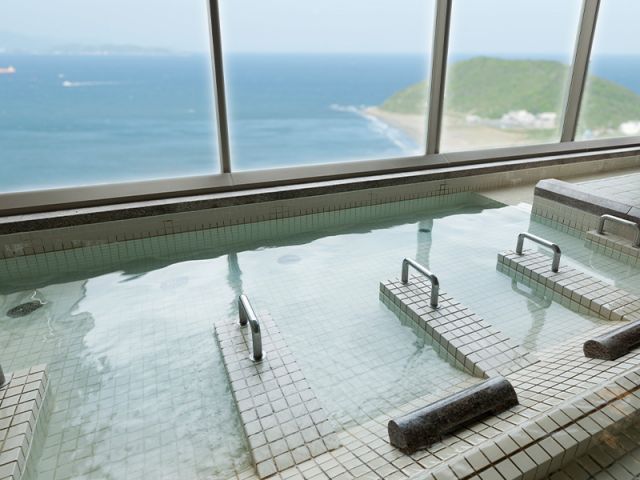 暖かな日差しと心地よい温度のお湯が優しく包み込むリラックススペース。