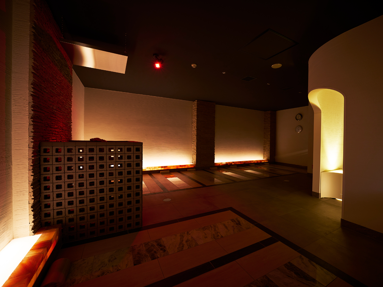 寝岩盤浴では、遠赤外線・マイナスイオンを放出し不眠・解毒作用・血液浄化に効果のある「薬宝黄玉石」を使用。