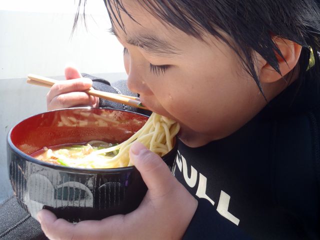 船浮コースはアウトドアランチ。無人のビーチで食べるお弁当はとってもおいしい!(日によっては集落のお店でカレーやおそばになる場合もございます。)