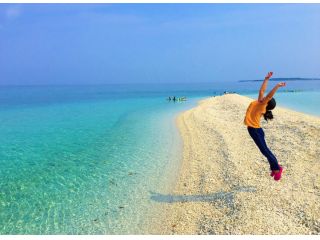 青い空に白いバラス島
