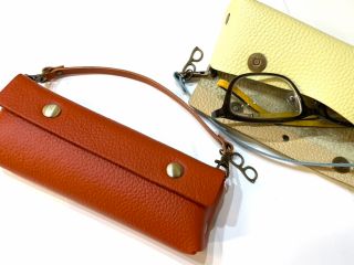 しっかりしたレザーです バッグにぶら下げてもカワイイ!レンズにやさしい、マグネットのボタンに変更しました!